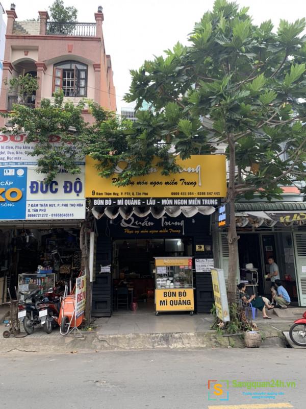 Sang gấp quán bún bò - mì quảng nằm mặt tiền đường Đàm Thận Huy, phường Phú Thọ Hoà, quận Tân Phú.