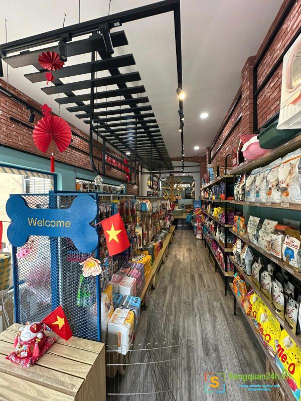 Sang cửa hàng thú nuôi