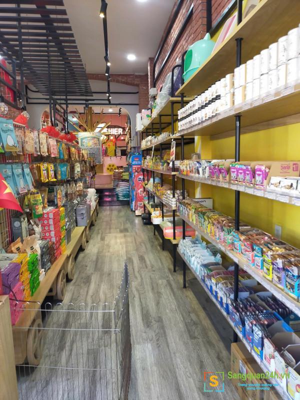 Sang cửa hàng thú nuôi