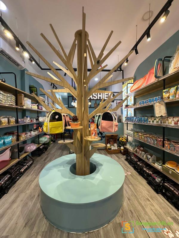 Sang cửa hàng thú nuôi