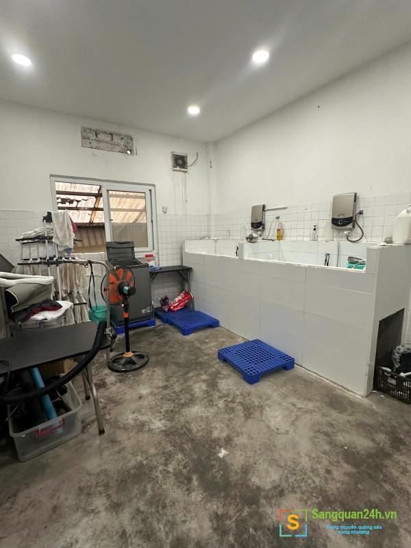 Sang cửa hàng thú nuôi