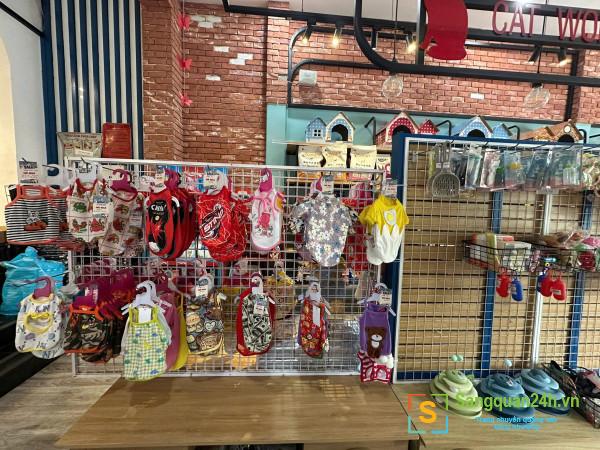 Sang cửa hàng thú nuôi