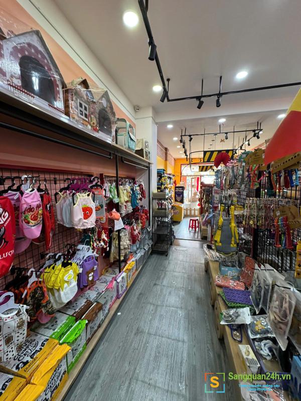 Sang cửa hàng thú nuôi